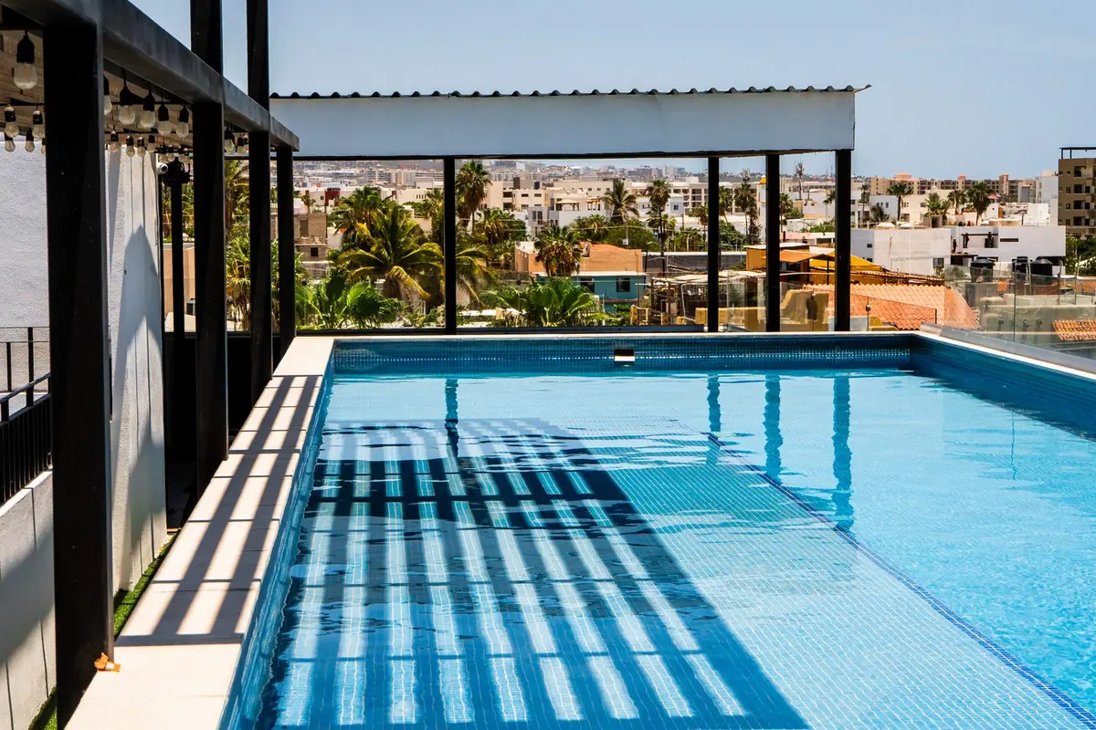Sombra de pérgola sobre el agua